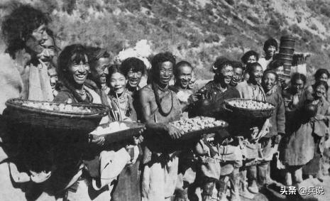 解放前的西藏农奴遇见解放军,农奴遇到解放军