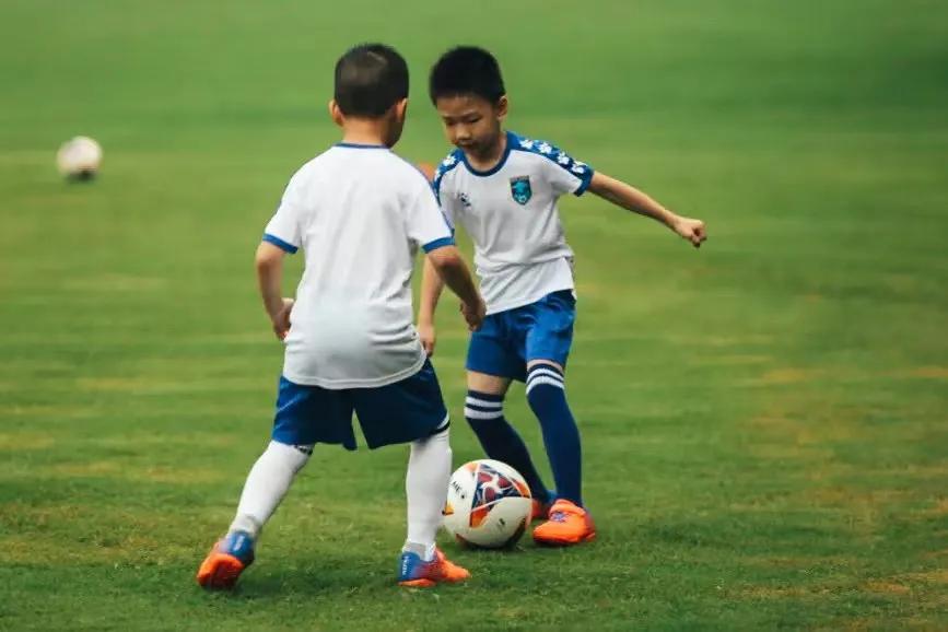 绿茵小课堂|坚持踢球，你的人生或许是这样的......