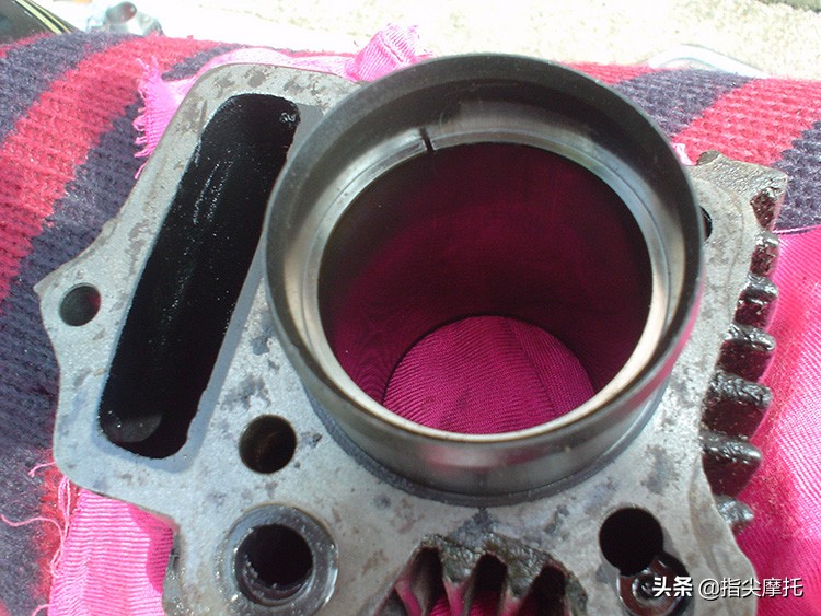 摩托车烧机油排气管冒烟怎么回事,摩托车烧机油冒白烟怎么办