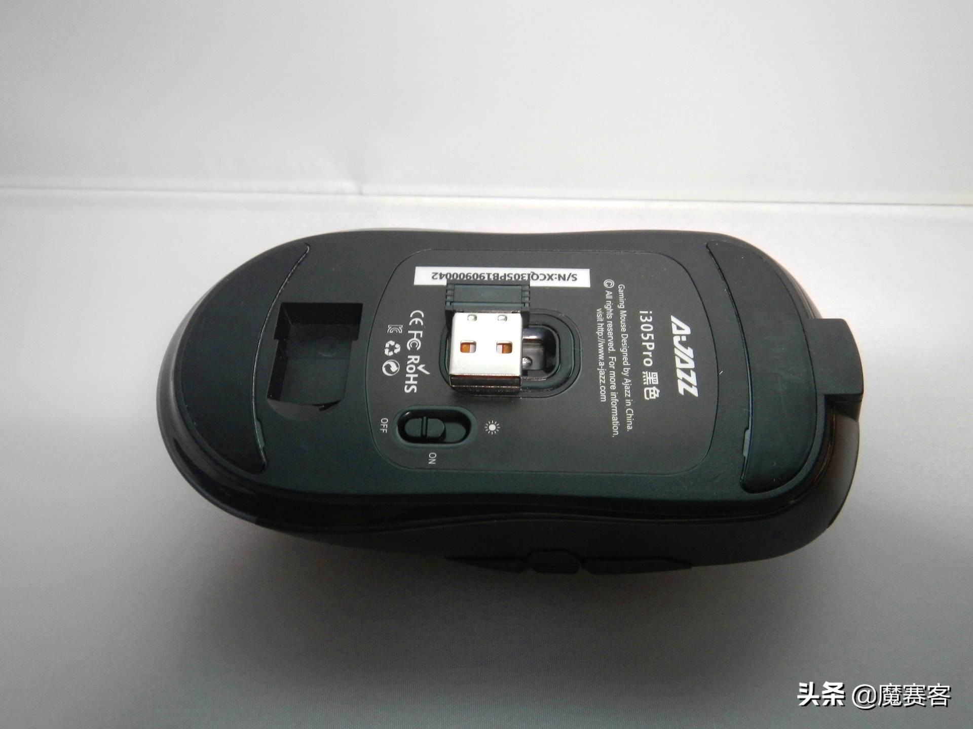 成年人的写字桌,成年人桌面书架