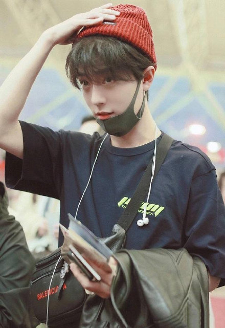 肖战新造型穿益字白T，手绘漫画传递正能量，总算复出有望了