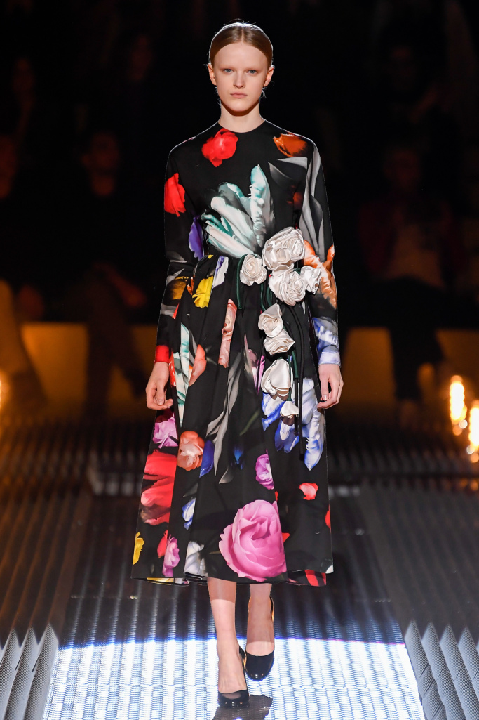 巴黎时装周2023春夏prada,2019prada秋冬米兰时装秀