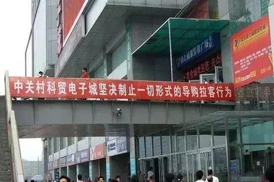 卖假酒害死人的新闻,卖假酒的商家面对记者嚣张