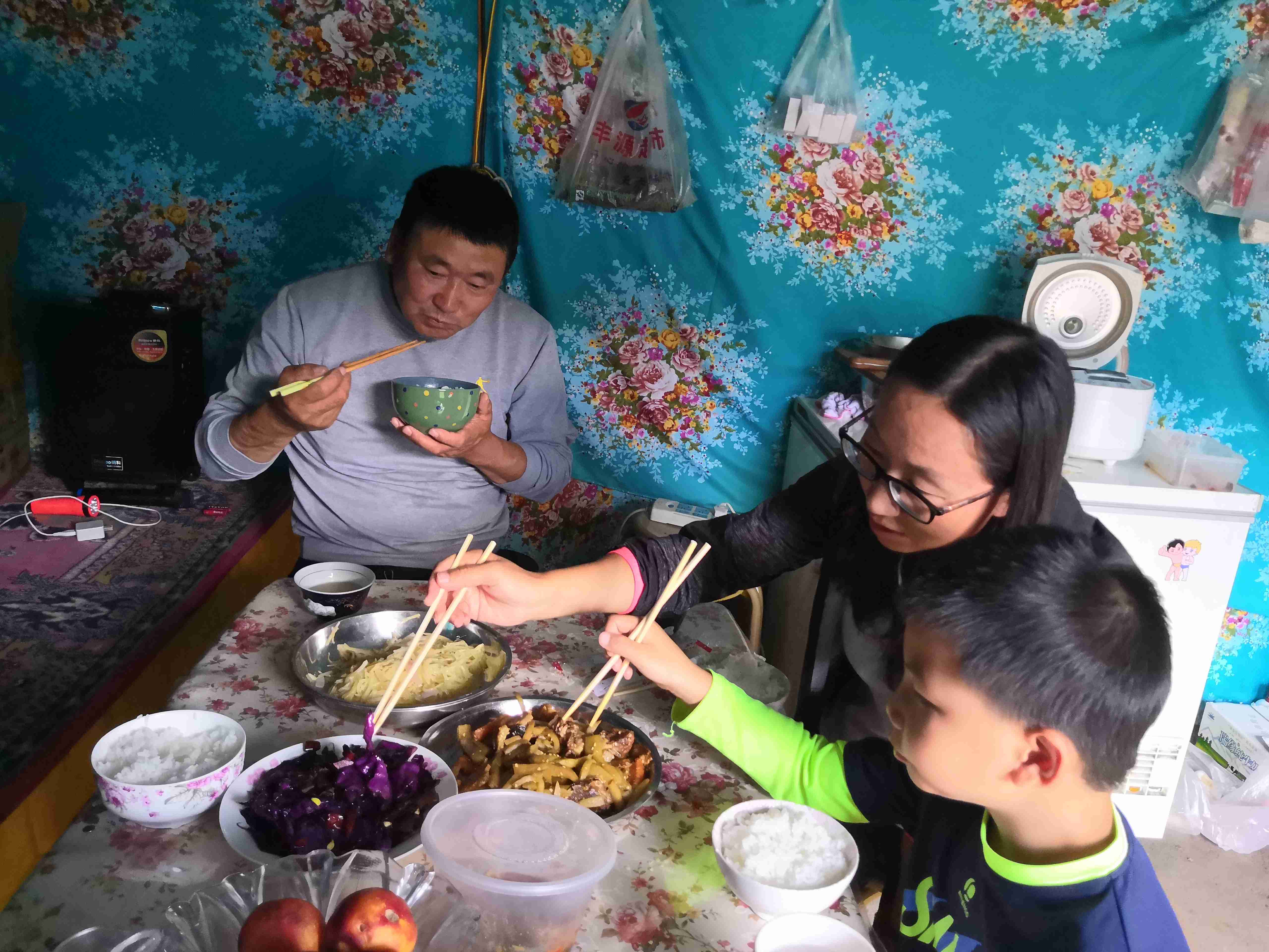 *疆新**蒙古包旅店老板,看他一天的收入多少,一个月就抵我一年工资