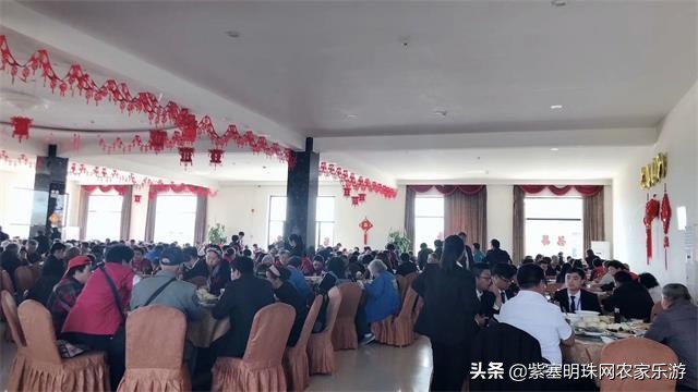 全靠8根钢柱支撑的玻璃栈道你敢挑战吗？保定狼牙山泽疆公寓酒店