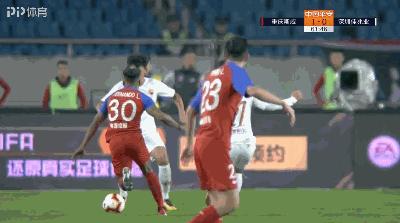 踢腿爆头足球视频,爆头踢足球