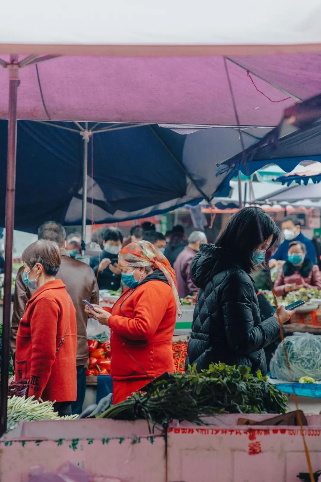 沙河边的野生菜市，是成都嬢嬢的狂欢现场