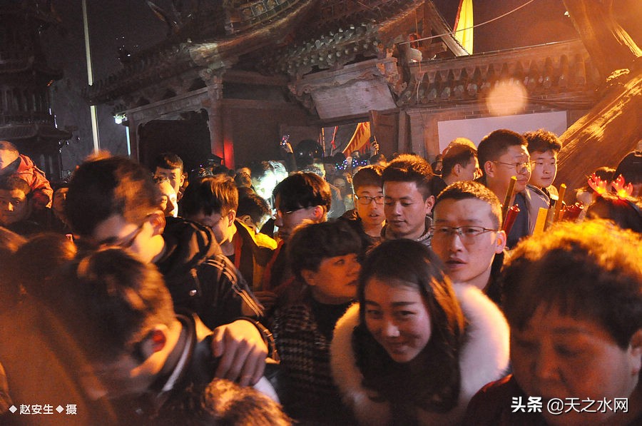 甘肃天水数万民众“上九朝观”祈福纳祥争烧头柱香!(组图)