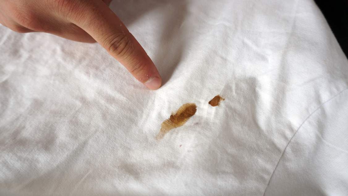 衣服从洗衣机洗出来有污渍怎么办,衣服顽固污渍洗不掉有什么好方法