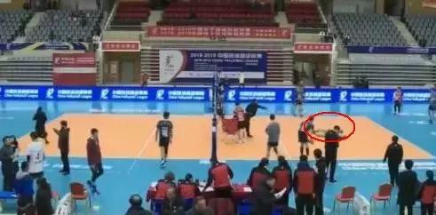 马上都2019年了,教练还当众体罚球员