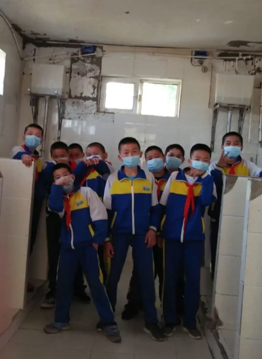 被小学生堵厕所搞笑视频,被一群小学生堵厕所怎么办