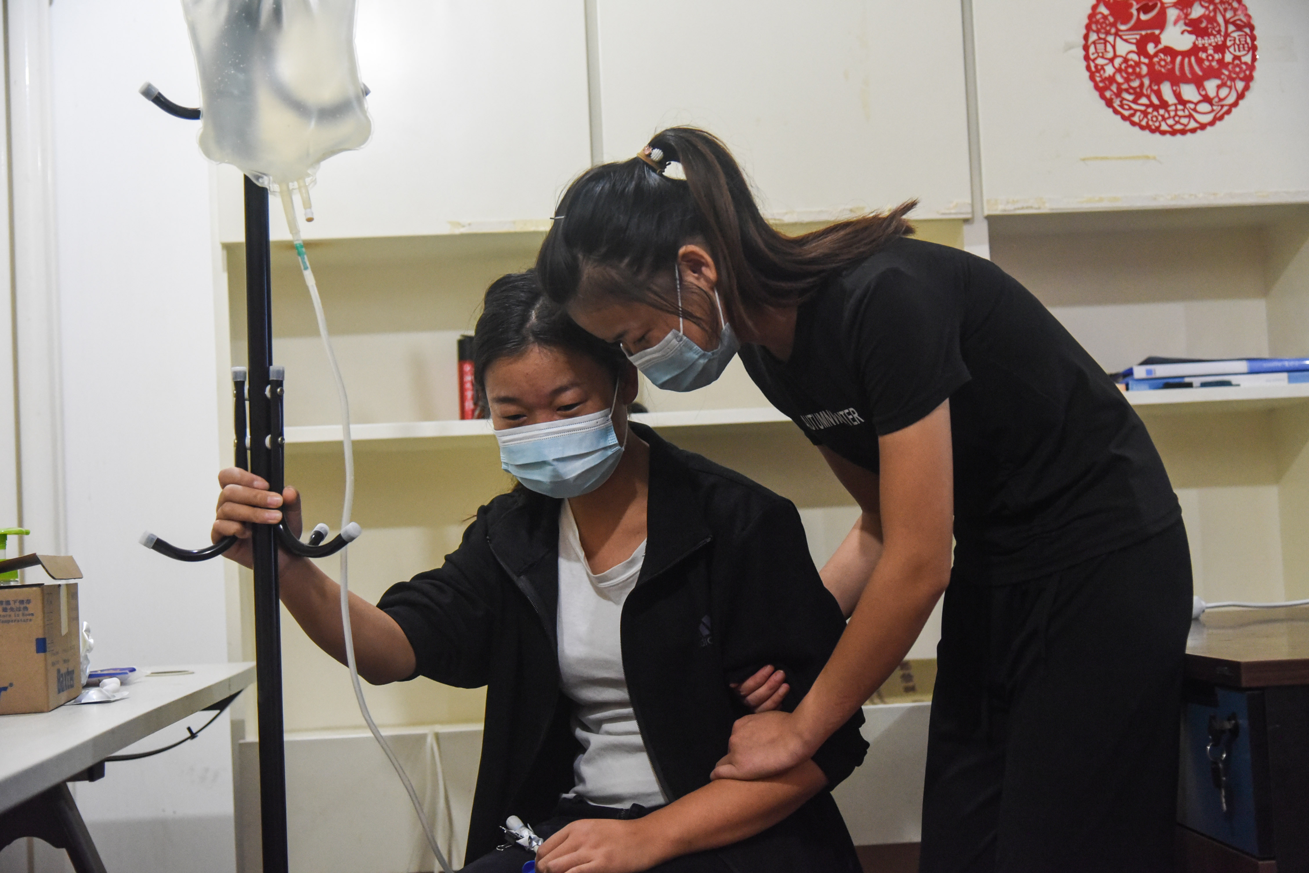 身患绝症姐姐们后悔,姐妹患重病好心大姐照顾她们