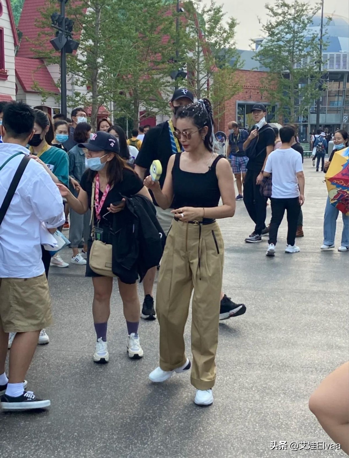 李冰冰环球影城被偶遇，穿背心变胖背厚手臂粗，这打扮一看就强势