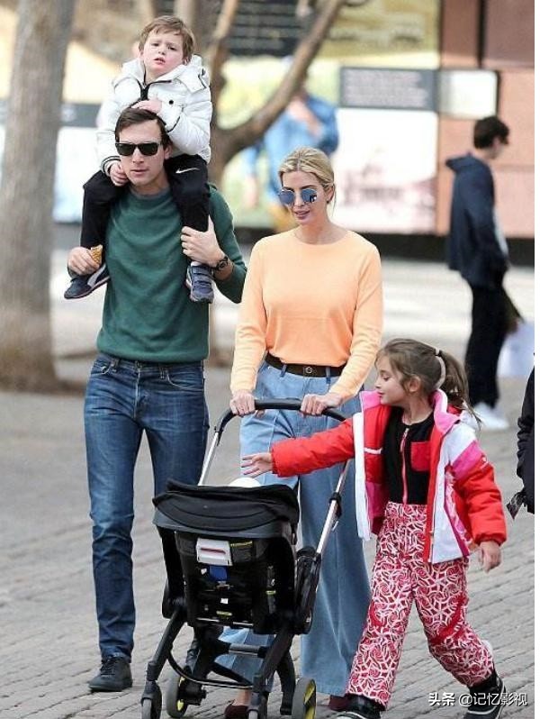 伊万卡穿泳衣竟然害羞了！躲在老公身后，超模身材强异母妹妹万倍