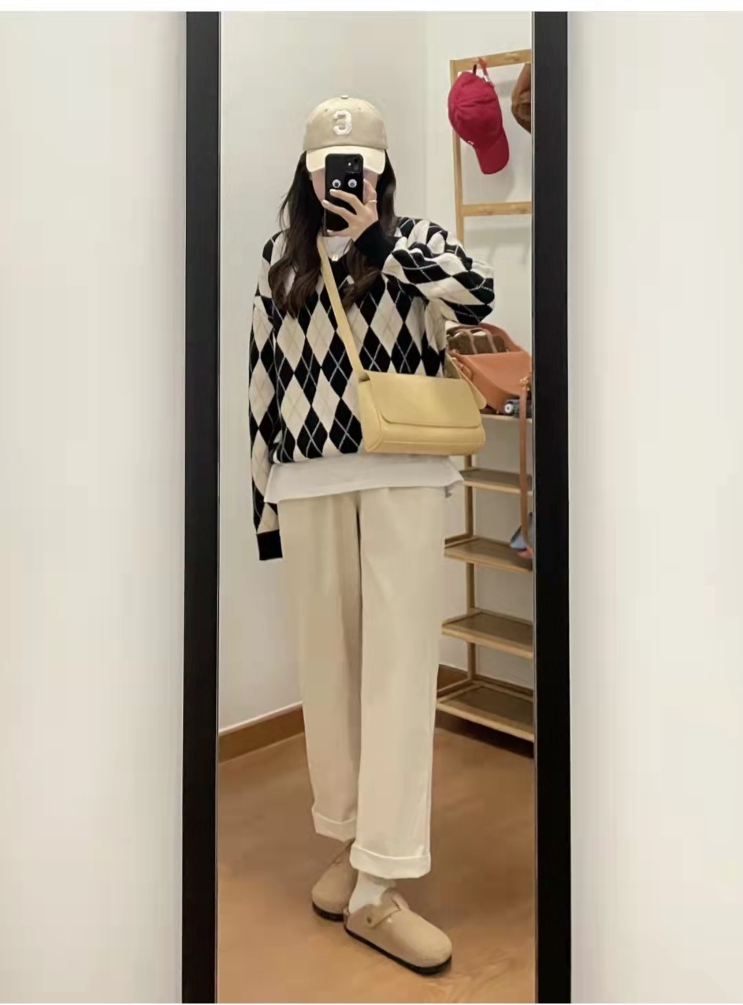 秋天白色裤子配什么颜色上衣好看