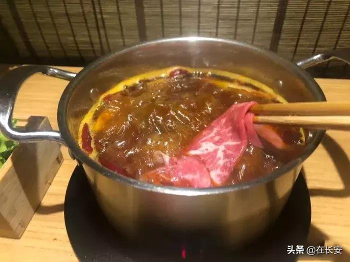 小火锅锅底有六种口味满足你,一桌小火锅