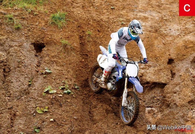 摩托车如何平稳地在湿滑路面下坡,越野摩托车下坡的教学