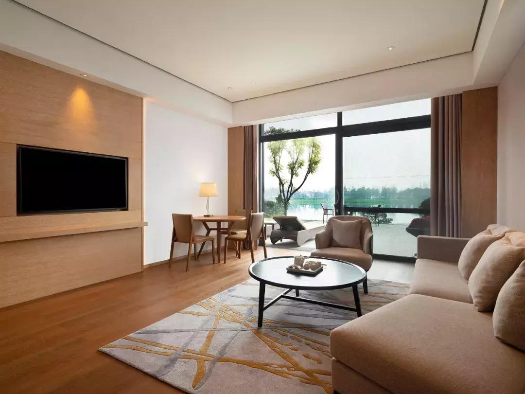 躺酒店床上看风景,躺在星级酒店房间床上看电视