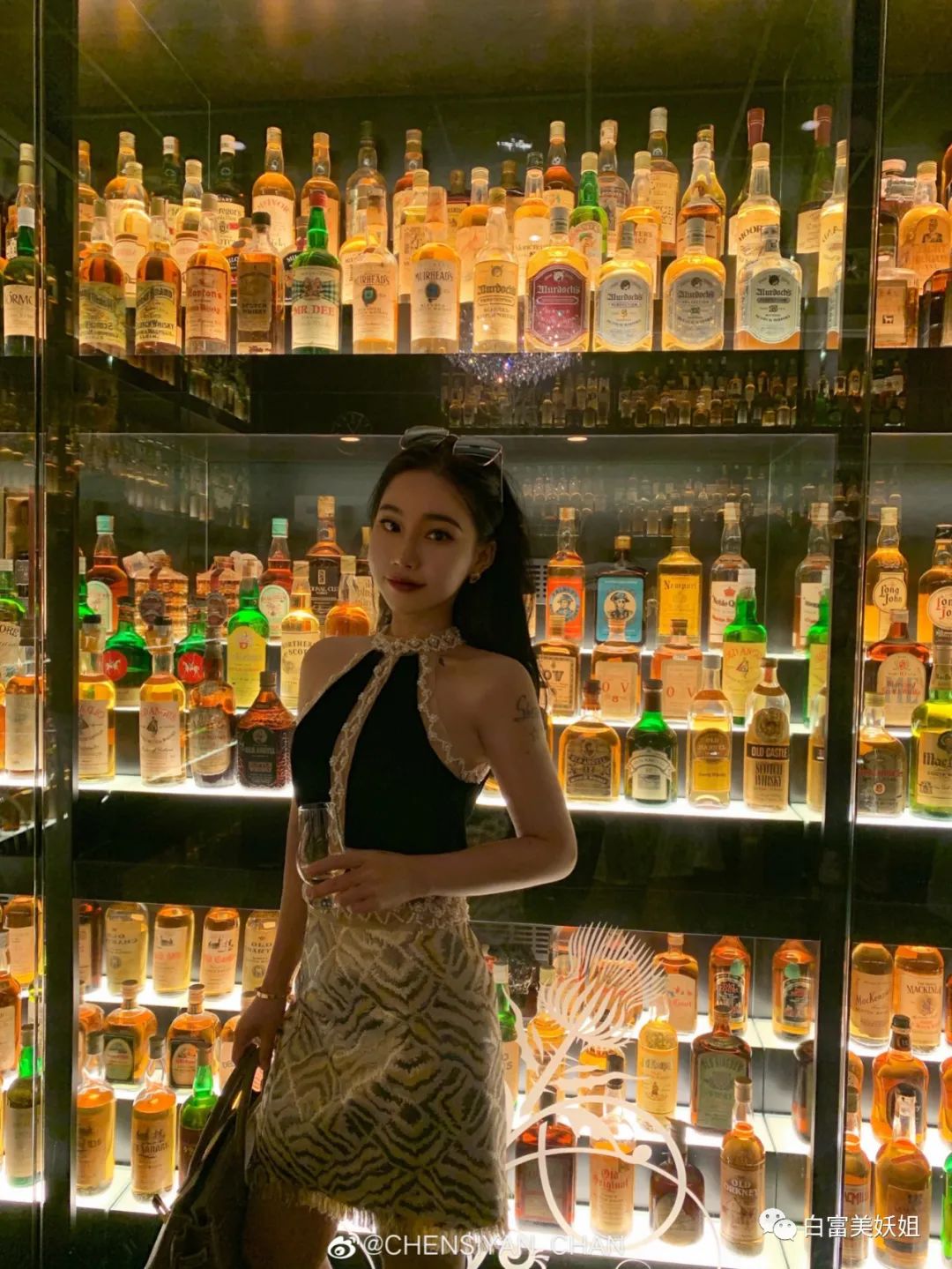 拜佛名媛翻车啦，背景被人扒底朝天