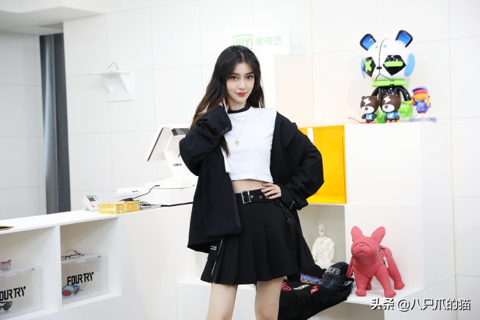 Angelababy不吝啬身材!淑女毛衣小皮裙,“蚂蚁腰”小花望尘莫及