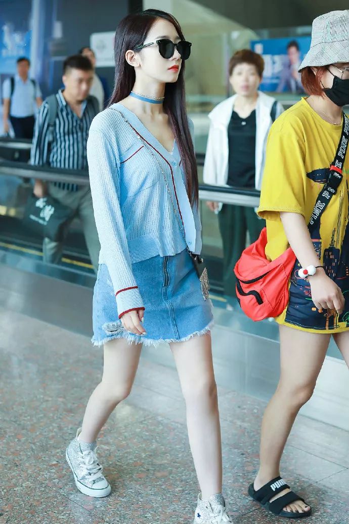 孟美岐黑色短裙,孟美岐紫色露脐衫