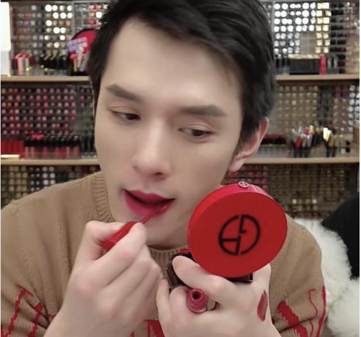 湖南小伙直播卖口红,湖南小伙卖口红暴富