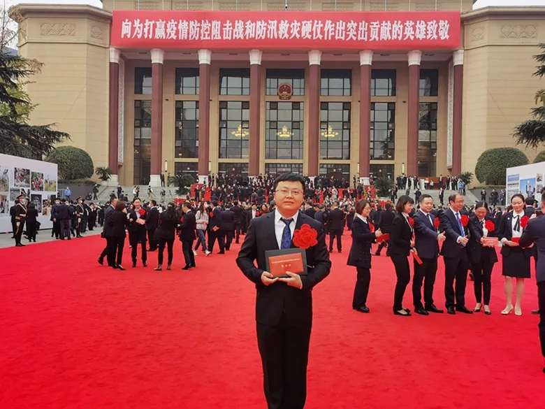 表扬医务人员坚守岗位的句子,致敬坚持在岗的医务人员