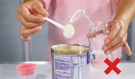 给新生宝宝冲奶粉的正确步骤,新生儿冲奶粉的正确方法步骤图