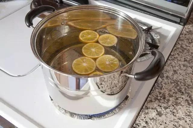 白衣服发黄了怎么办用什么方法,白衣服有黄渍要怎样去除