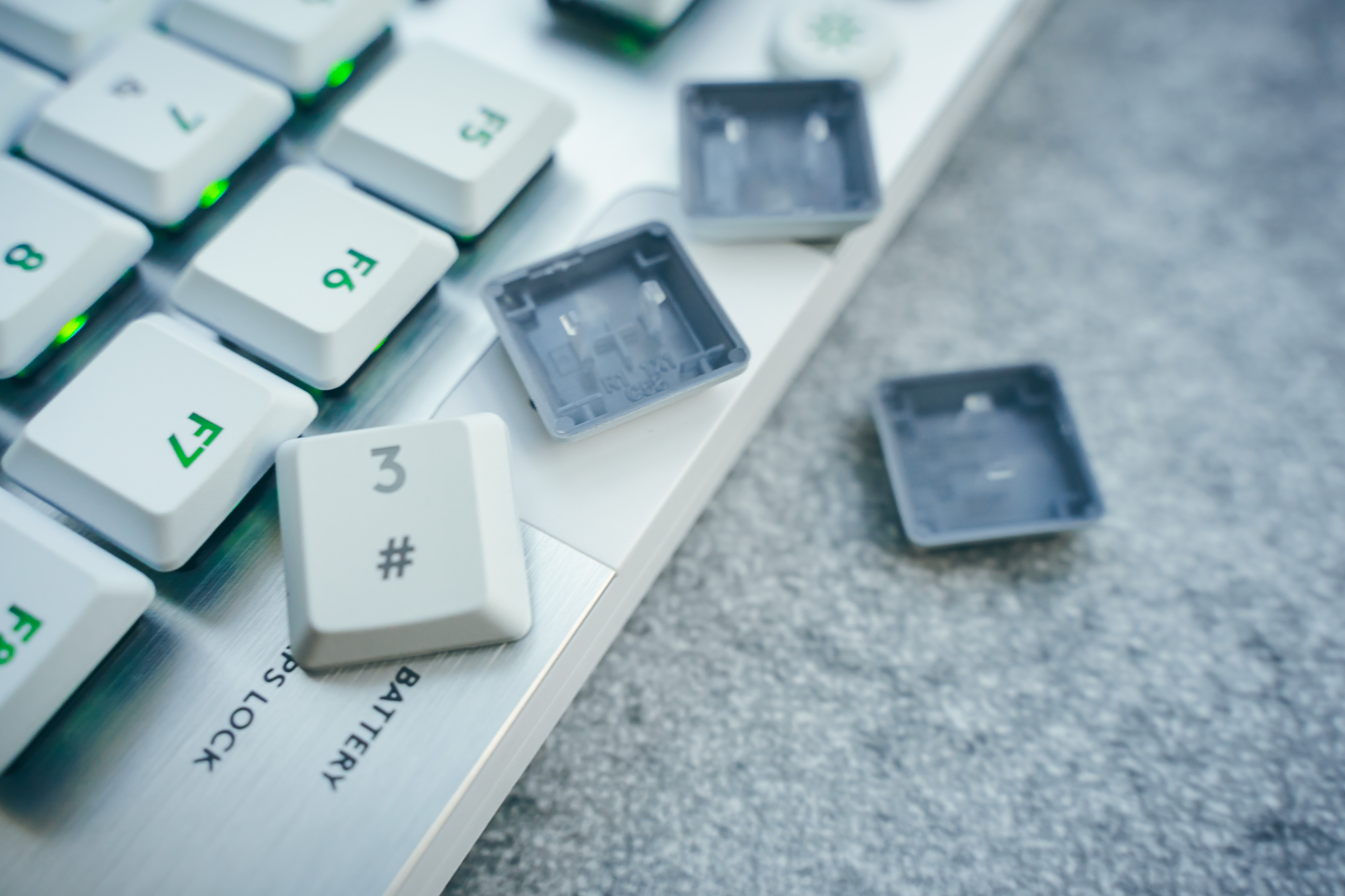 罗技g913tkl键盘值不值得买2023,罗技g913tkl与海盗船k70promini