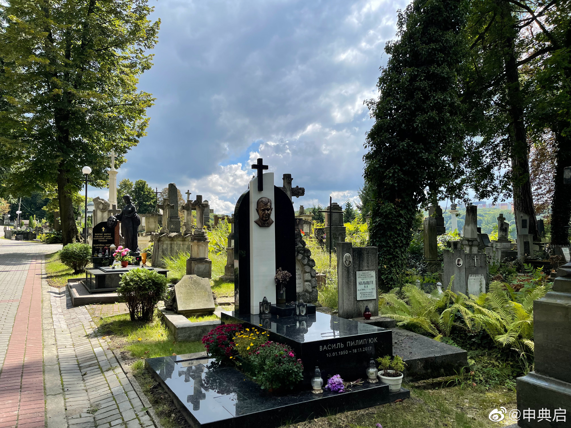 利沃夫最神奇的地方在于历史上多次易主，墓地都有各历史时期风格