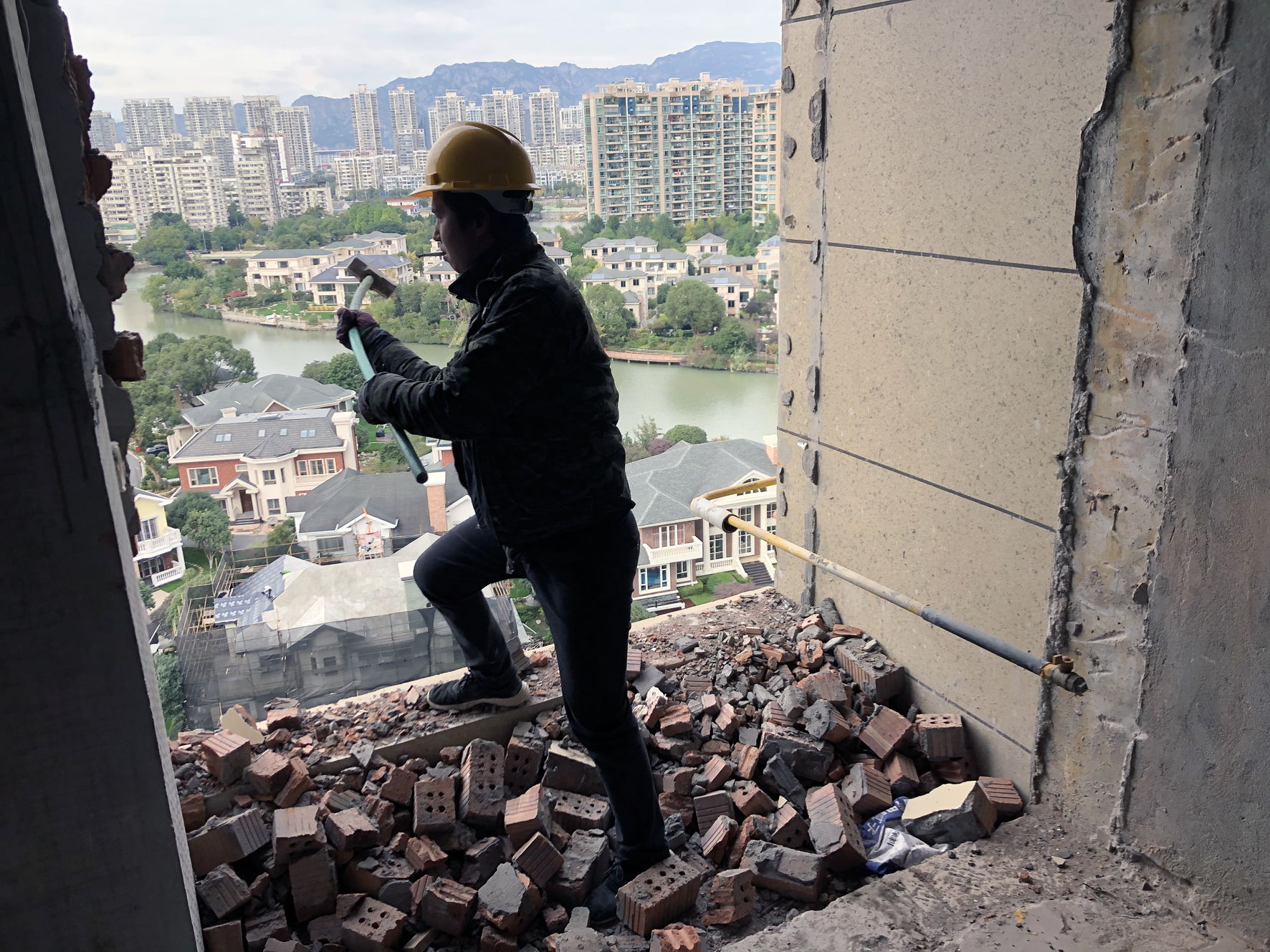 两栋楼违法占耕地被强拆,2亿豪宅违章建筑被拆