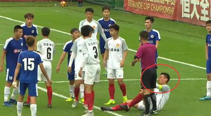 足球比赛殴打事件,足球比赛殴打对手