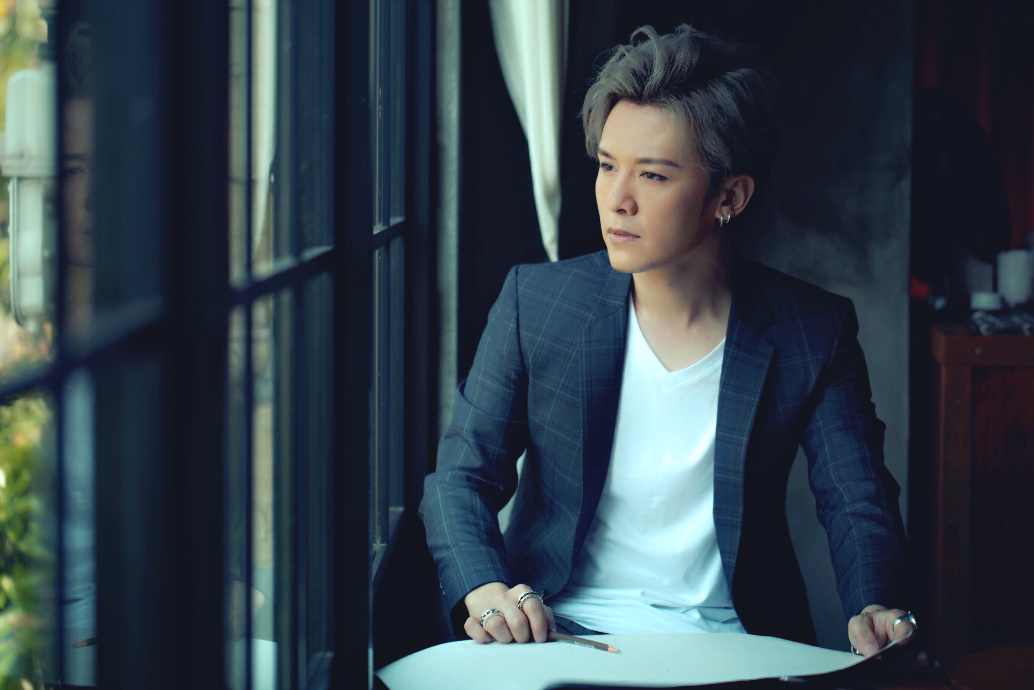 *脑洗**抒情歌《怎么办》金志遥MV挑战人尸