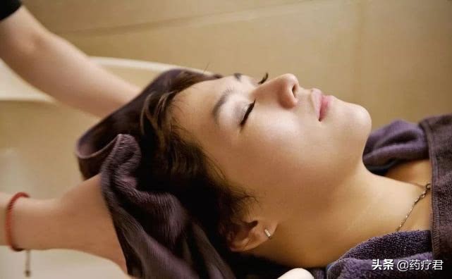 头发一天不洗就很油还有小颗粒,头发一天不洗就冒油