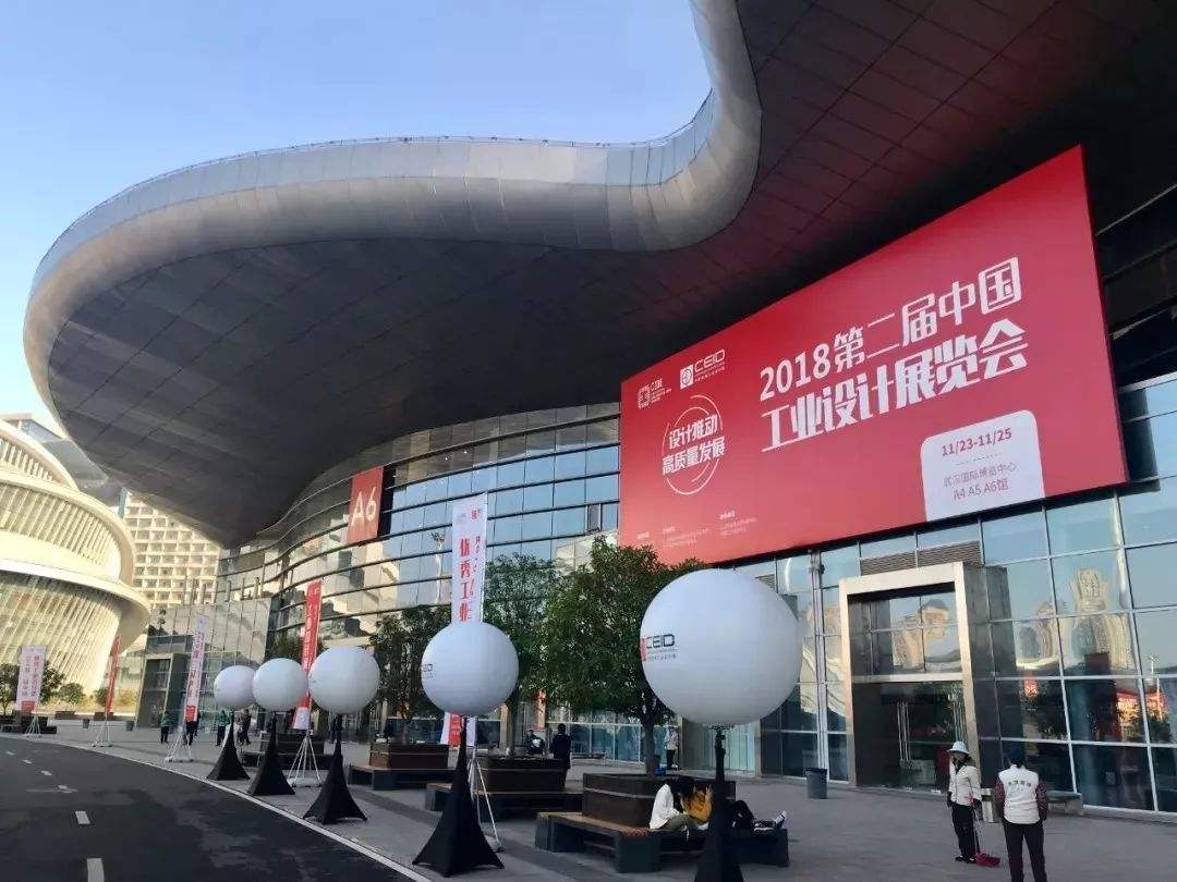 在中国深耕64年，日本挖掘机巨头一家独大，背靠中国成全球第一