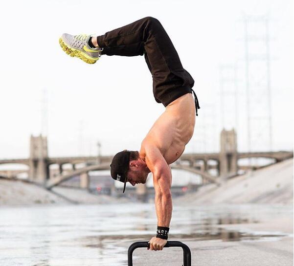 自由倒立要有哪些基本功,自由倒立怎么不弯腰