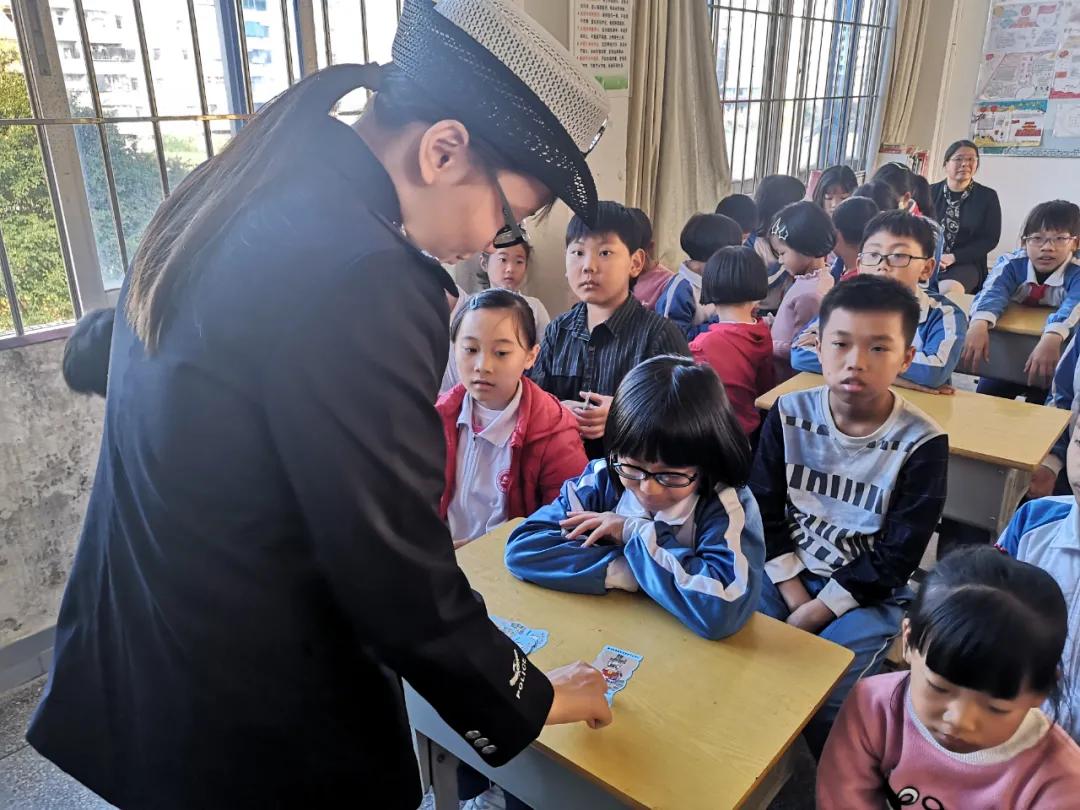 警花带你学交规哪4个时间要记住,警花带你学交规上学请走斑马线