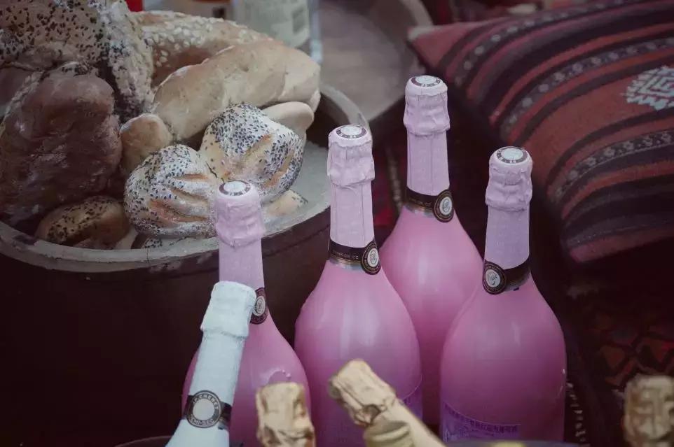 把泳池搬进沙漠，圈黄河做庭院，一个男人的西部世界，可以有多野