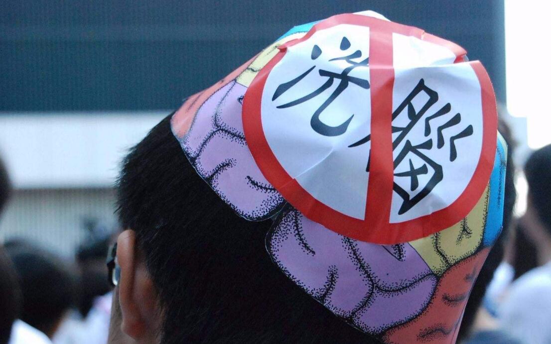 警方破获特大传销案家中藏7000万,破获特大网络传销案现场