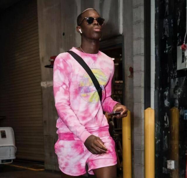 杜兰特穿太阳连帽衫球裤亮相,杜兰特穿西装在球场上瞎逛