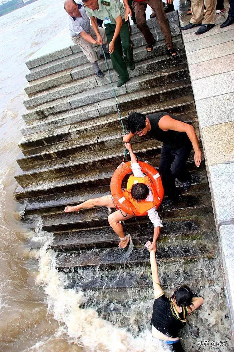 「钱眼回眸四十年-99」魏青刚三下大海与“麦莎”争夺落水女