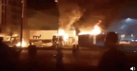 美国*乱暴**升级！烧警车，抢超市，殴打老人：这不是靓丽风景线