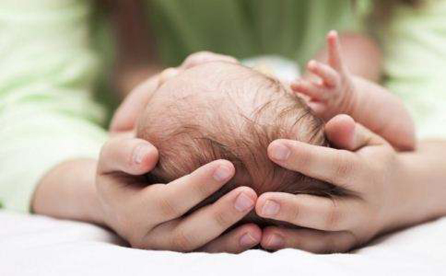 宝宝出生就不哭了是什么原因,孩子刚出生时不哭是什么原因导致