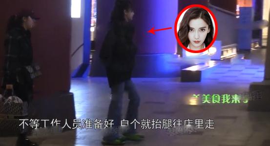 baby深夜撸串补充体力，携助理赶行程累到狂打哈欠