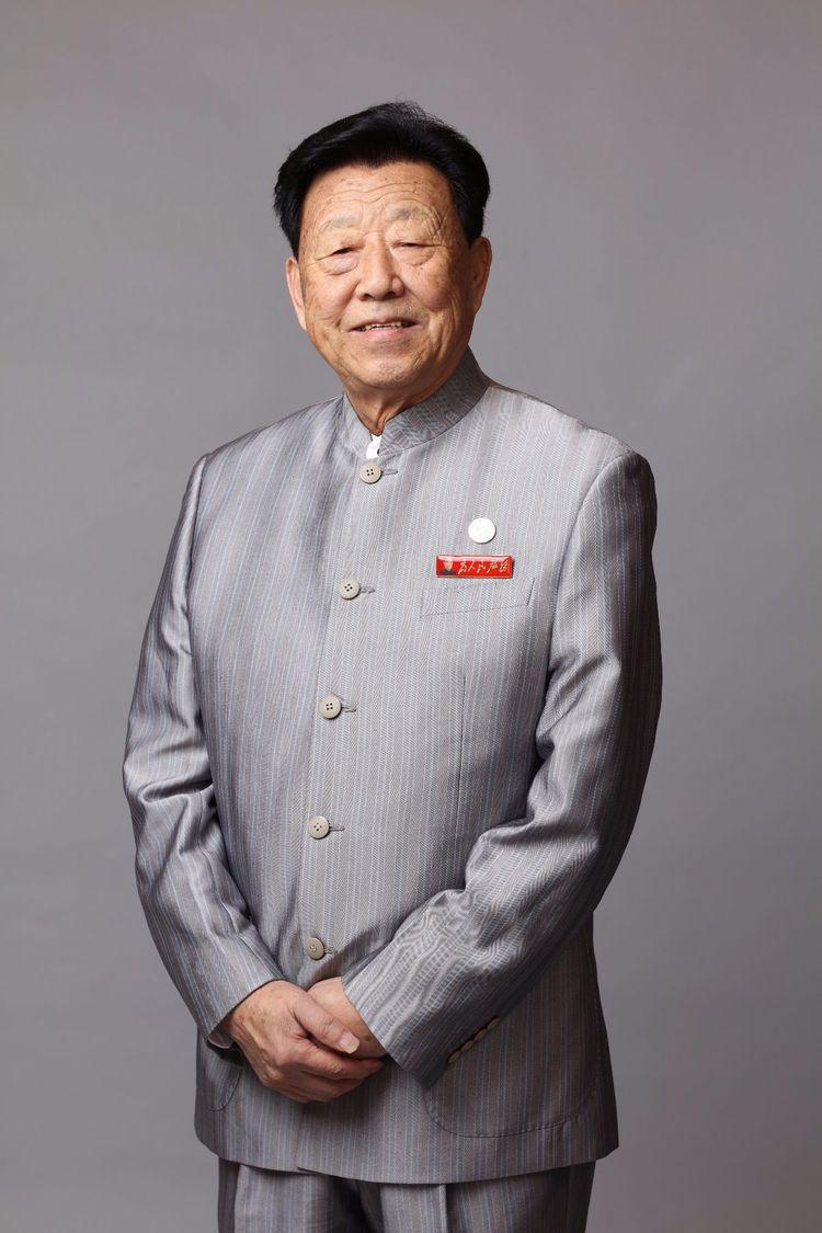 古今明捧着周恩来的骨灰,走过长安街,如今的他过得怎么样了?