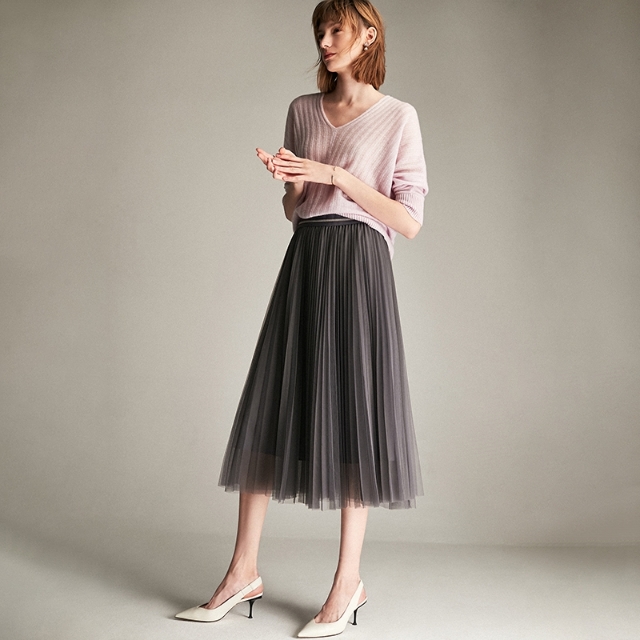 灰色和粉色织毛衣怎么配,粉色配黑色还是灰色好看