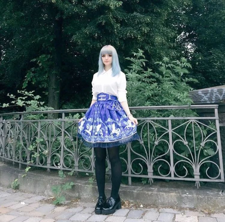 女孩酷似迪丽热巴!还是个日本JK制服爱好者