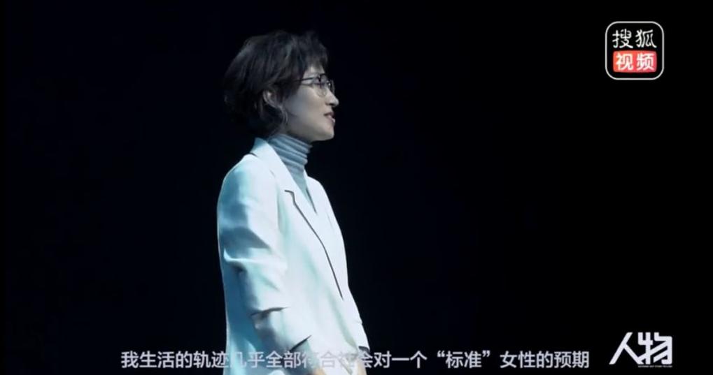 45岁刘敏涛风格大变,44岁刘敏涛活得有多潇洒