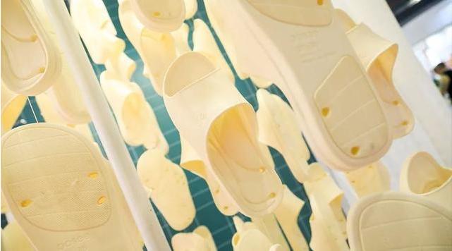 跟椰子拖鞋一样脚感,踩屎感椰子拖鞋穿搭